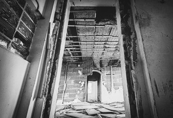 Chaos Gebäude- Verlassenes, unbewohntes Gebäude mit zerstörter Architektur in gruseliger...