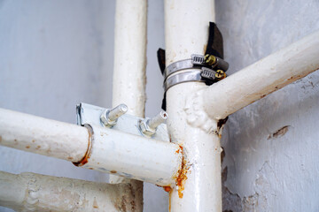 Leakage on the water pipe sealed with a clamp