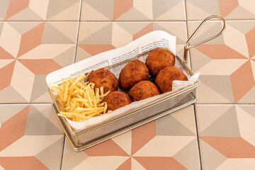 Ration of round croquettes with straw potatoes in individual fryer