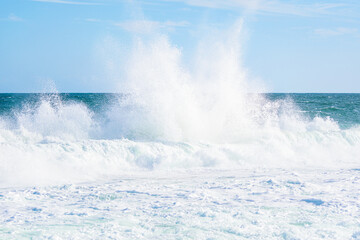 Ondas na Praia de Vilatur em Saquarema