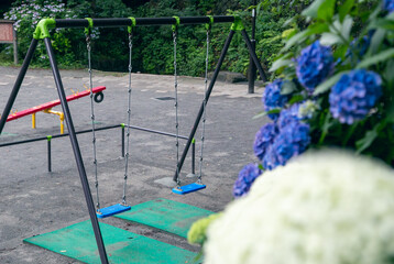 アジサイとブランコ