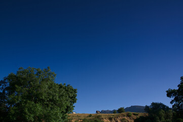 Fototapeta na wymiar krajobraz góry niebo niebieskie wiosna rośliny drzewa zieleń