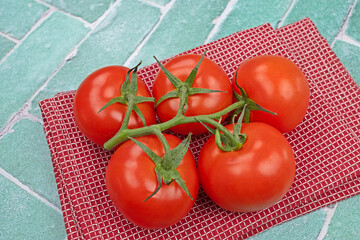 grappe de tomates sur une table