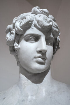Roma,Italia,12/05/2015:Particolare del busto in marmo raffigurante Antinoo conservato nel Museo Nazionale di palazzo Altemps.