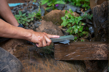 The steel knife was being rained by the hand of the person who used the whetstone. Have to use water to get wet all the time. Rain the knife by hand.