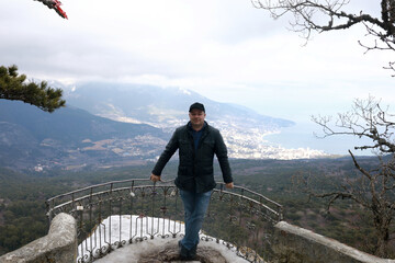 Obraz premium Man on observation deck of silver gazebo