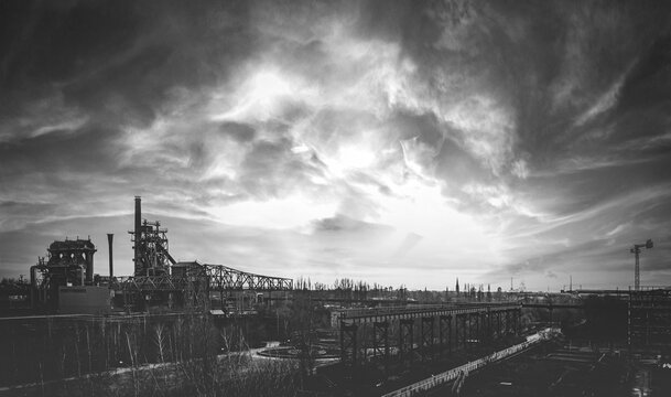 D&uuml;stere Abendstimmung im Landschaftspark Duisburg Nord am Meiderich Emscher Park H&uuml;ttenwerk in Duisburg - Stahlwerk, Zeche und Hochofen im Ruhrpott in Abendsonne im Landschaftspark Duisburg Nord