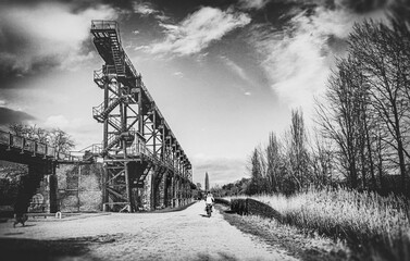 Stahlgerüst Brücke an der Emscher Promenade mitten im Landschaftspark Duisburg Nord - Industrie...