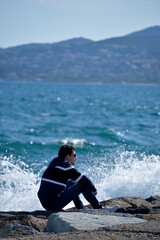 jeune homme en bord de mer