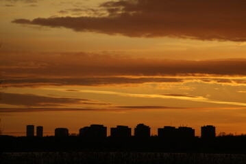 Obraz na płótnie Canvas cloudy sunset over cityscape