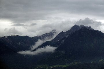 Fototapeta premium Wolken im Gebirge