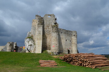 Zamek w Mirowie, Szlak orlich Gniazd, Polska