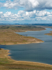 Vista del embalse de la Serena desde el mirador de Masatrigo. El embalse no está lleno y se aprecia la estructura de una de las torres de sondeo