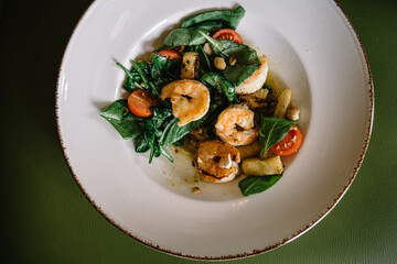 salad with shrimps, spinach and tomatoes