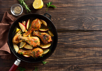 Chicken drumsticks baked with apples and herbs