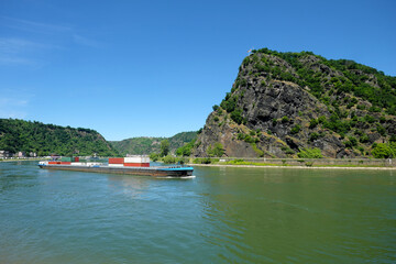 Containerschiff auf dem Rhein im oberen Mittelrheintal am Felsen der Loreley - Stockfoto