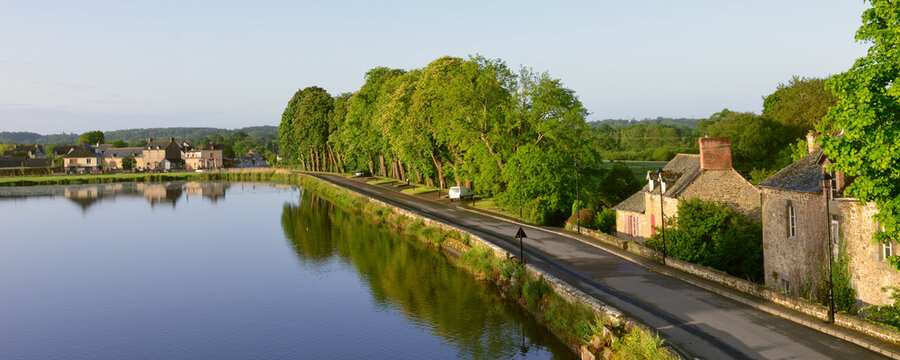 Panoramique plong&eacute;e au jour levant sur le lac et l'environnement de Combourg (35270), d&eacute;partement d'&Icirc;le-et-Vilaine en r&eacute;gion Bretagne, France
