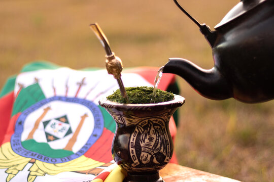 Chimarr&atilde;o/mate com chaleira e bandeira do Rio Grande do Sul