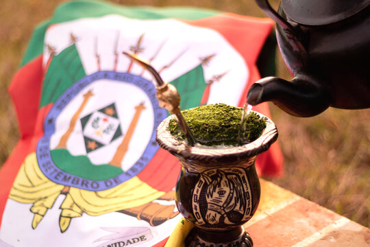 Chimarr&atilde;o/mate com chaleira e bandeira do Rio Grande do Sul