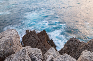 Waves between the rocks of the cliff
