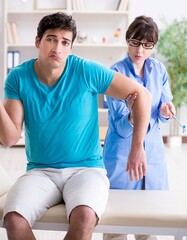 Obraz premium Doctor checking nerve reflexes with hammer