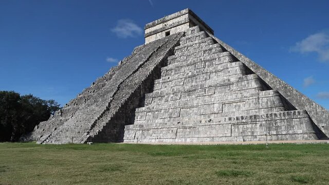 Mayan pyramid of Kukulcan El Castillo in Chichen Itza, Mexico. Ancient Mayan city