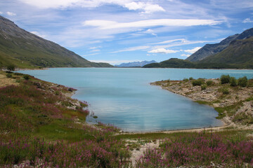 Obraz premium Le lac du Mont-Cenis est un lac situé dans le massif du Mont-Cenis entre la France et l'Italie à 1 974 m d'altitude sur la commune de Val-Cenis