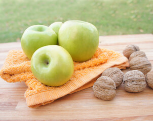 Composition of apples and walnuts