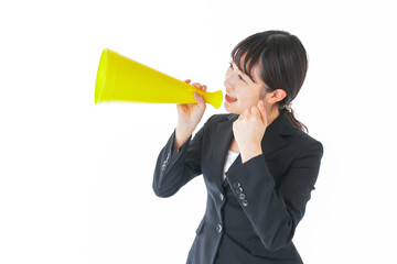 メガフォンで応援をするスーツを着たビジネスウーマン