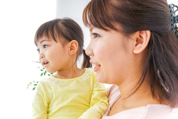 子どもを抱っこする母