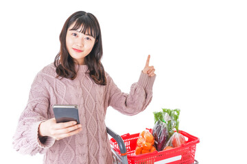 スーパーでキャッシュレス決済をする若い女性