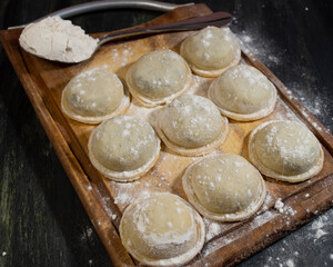 Sorrentinos rellenos de ricota, pollo y espinaca. Concepto de pastas elaboradas en casa. 