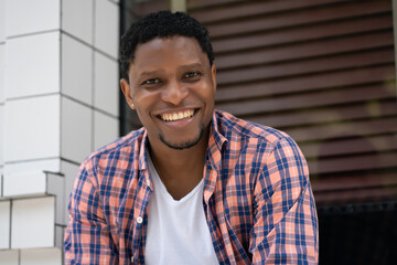 Obraz premium African american man sitting at a store window.