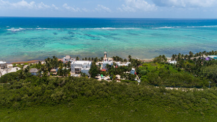 Fototapeta na wymiar Aerial shot of the beachfront hotels on the Yucatan Peninsula beachfront.