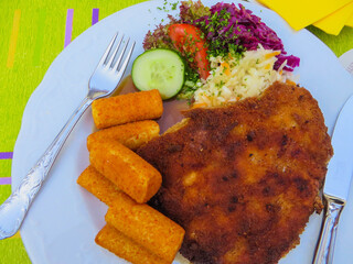 Strintberg mit Salat und Kroketten