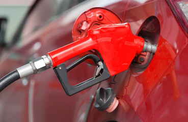 Filling petrol line into fuel inlet