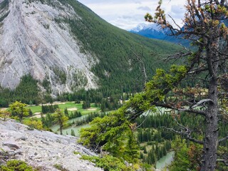 Fototapeta na wymiar Banff & Mount Rundle spine amid spectacular scenery