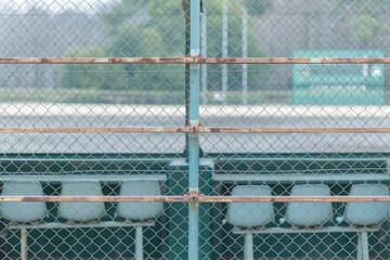 野球場のフェンスとベンチ