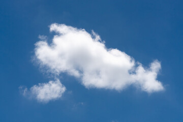 Fototapeta na wymiar Beautiful cloudscape of nature single white cloud on blue sky background in daytime