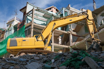 Crawler excavator demolishes old buildings
