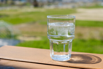 木のテーブルと水の入ったグラス