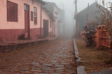 Fototapeta na wymiar Centro da Cidade de Paranapiacaba, dia nublado com névoa e neblina e chuva.