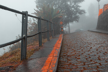 Centro da Cidade de Paranapiacaba, dia nublado com névoa e neblina e chuva.