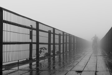 Ponte de metal e madeira no inverno, com chuva, neblina e névoa em Paranapiacaba, São Paulo.