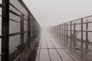 Ponte de madeira em uma dia nublado em Paranapiacaba.