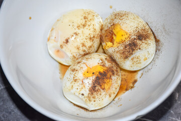 Boiled eggs, in a bowl, add sauce and pepper.
