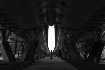 Recreaci&oacute;n abajo de un puente