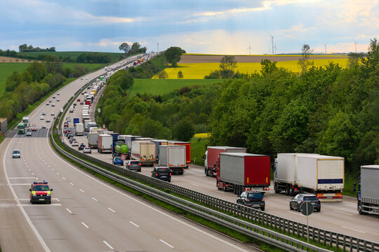 Stau auf der Autobahn vor einer Baustelle mit vielen LKWs