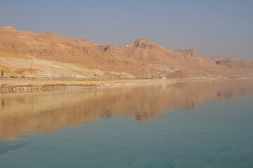 Fototapeta na wymiar Totes Meer in Israel mit Salzsteinen klarem Waser Spiegelungen und einem Steg