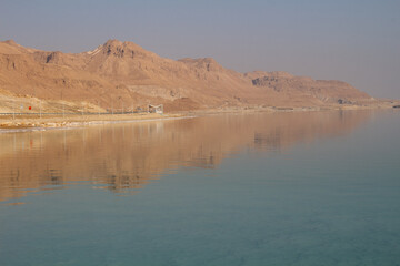 Fototapeta na wymiar Totes Meer in Israel mit Salzsteg sowie Salzstrand
